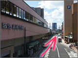 阪急 高槻駅下車、駅高架を左手に見ながら、お進みください。