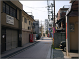 道なりにお進みください。